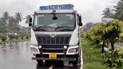 ಉಡುಪಿ : ಹೆದ್ದಾರಿಯಲ್ಲಿ ಕೆಟ್ಟು ನಿಂತ ಟ್ರಕ್- ತಿಂಗಳಾದ್ರು ನಡೆದ ತೆರವು ಕಾರ್ಯ