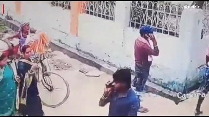 खगड़िया: मंदिर से श्रद्धालु की बाइक हुई चोरी, घटना सीसीटीवी में कैद, देखें वीडियो