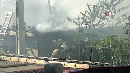 İzmir'de market deposu yandı, faciadan dönüldü