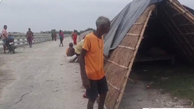 सुपौल: कोसी के कटाव से विस्थापित हो रहे लोग, सड़क किनारे आशियाना बना रहे बाढ़ पीड़ित