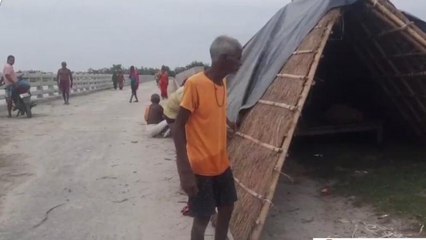 सुपौल: कोसी के कटाव से विस्थापित हो रहे लोग, सड़क किनारे आशियाना बना रहे बाढ़ पीड़ित