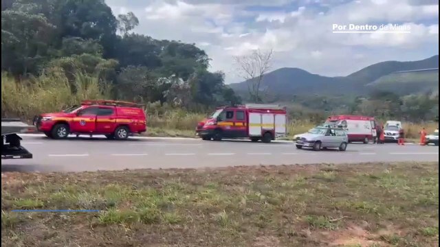 Quatro pessoas ficam feridas após carro cair em ribanceira na BR-381, em Caeté