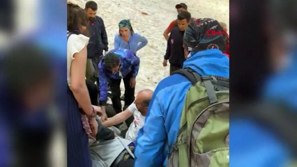 Hakkari'de buzul kırılması sonucu 4 kişi düştü, 2 kişi kurtarıldı