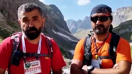 Kırılan buzulun oluşturduğu çukura düşen 2 kişiyi arama çalışmaları devam ediyor