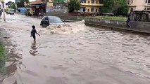 मूसलाधार बारिश: सड़कें जलमग्न, कलकल बहने लगे झरने ... देखें वीडियो ....