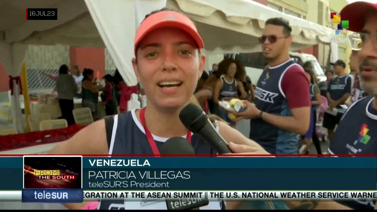 teleSUR strengthens ties between its workers with a race-walk near its 18th anniversary