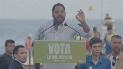 Ignacio Garriga se encara con manifestantes independentistas durante un mitin