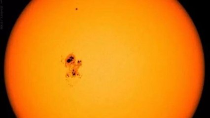 Descubren una mancha en el sol cuatro veces mayor al tamaño de la Tierra