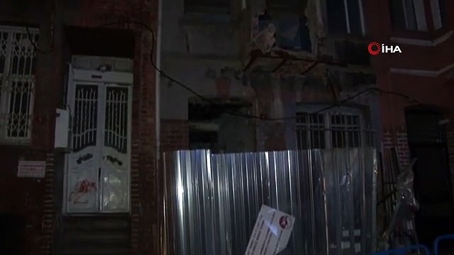 Balat'ta 3 katlı metruk binanın balkonu çöktü