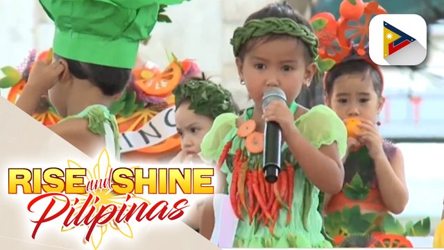 Mga gawang costume, ibinida ng mga bata sa isang fair na bahagi ng 49th Nutrition Month sa...