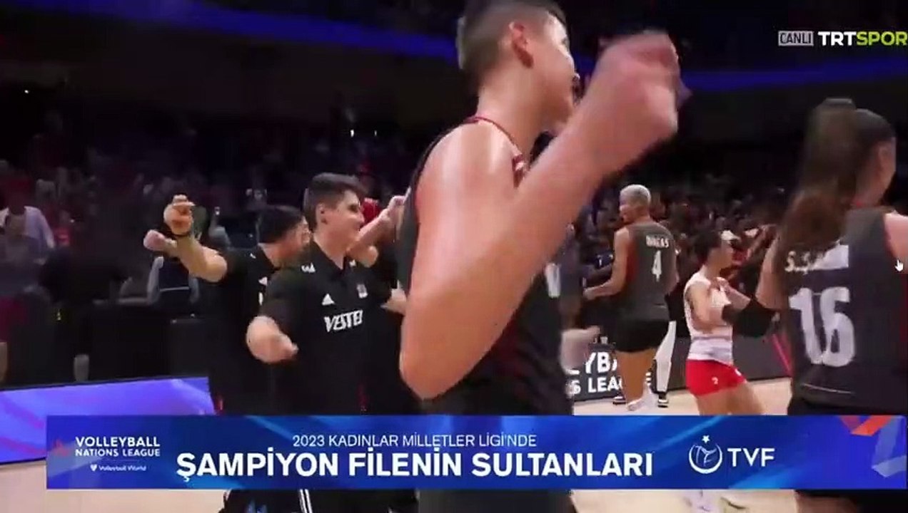 Voleybol Milletler Ligi Şampiyonu olan Filenin Sultanları maçtan sonra büyük bir sevinç yaşadı. Antrenör Daniele Santarelli sprocular ve ekibiyle birlikte erik dalı oynadı.
