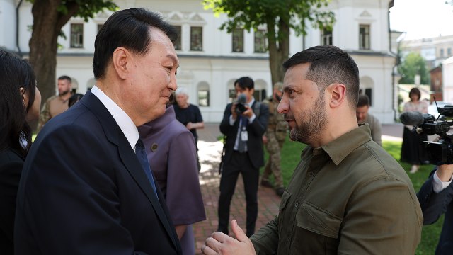 尹, 극비리 우크라 방문...김건희 여사 '명품 쇼핑' 논란 가열 / YTN