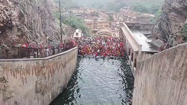 सोमवती अमावस्या : भक्तों ने लगाई गलता जी में डुबकी