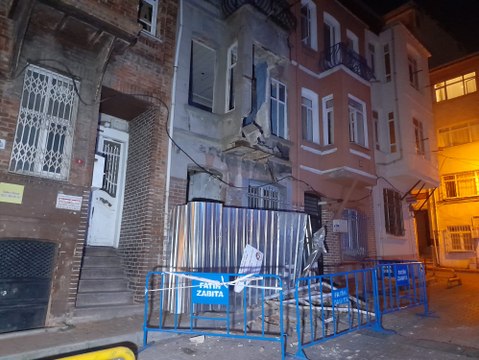 Fatih'te 3 katlı metruk binada balkon çöktü