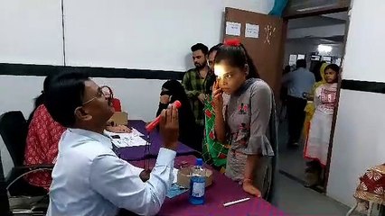 जिला अस्पताल में आंख के मरीज देखते चिकित्सक