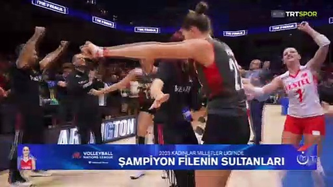 Şampiyonluk sonrası A Milli Kadın Voleybol Takımı'ndan "Erik Dalı" şov! İtalyan hocanın performansı spikeri bile şaşırttı
