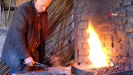 Tek gözünü verdiği demircilik mesleğini 73 yıldır usanmadan yapıyor