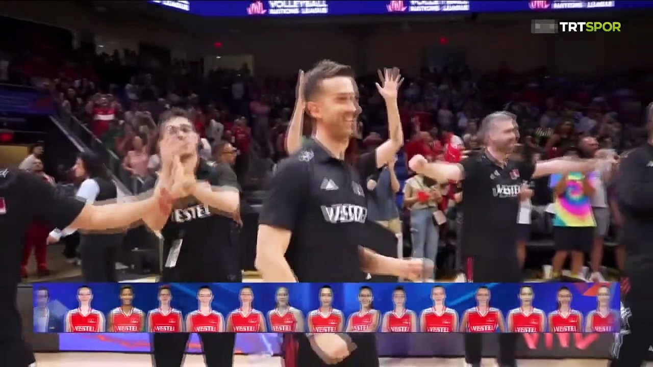 Après le championnat, spectacle ＂Plum Dalı＂ de l'équipe nationale féminine de volley-ball ! La performance du professeur d'italien a même surpris l'annonceur.