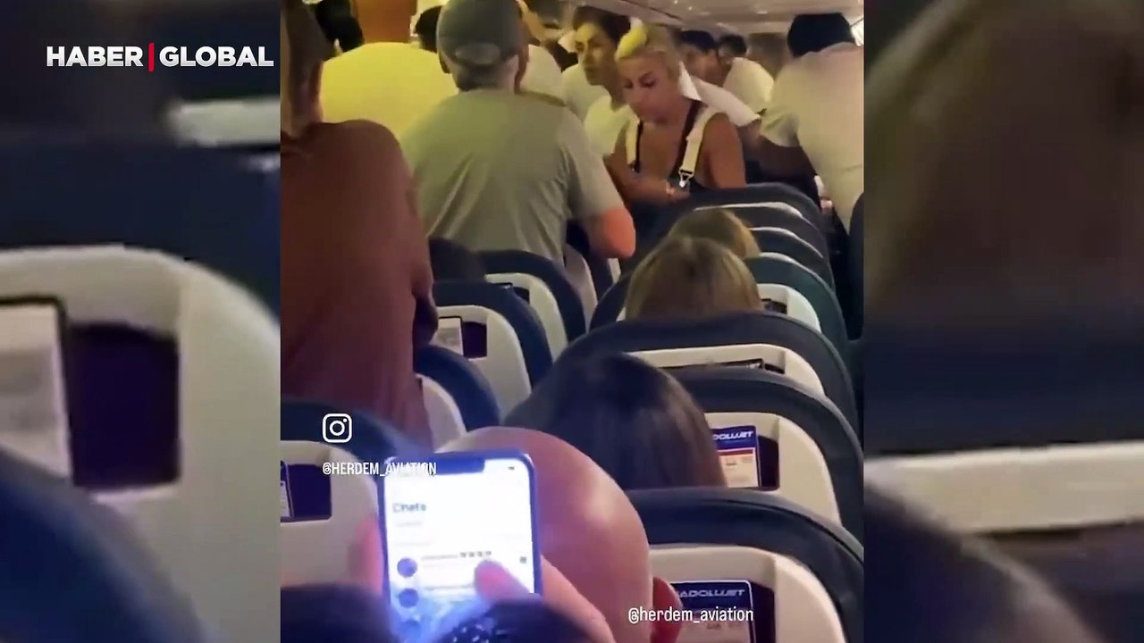 Bodrum-İstanbul uçuşunda çıkan tartışmada Aziz Yıldırım yolcuları sakinleştirmeye çalıştı