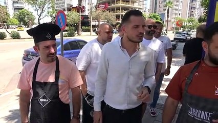 Hissedilen sıcaklık 50 derece olunca kırmızı ışıkta dondurma dağıtıldı