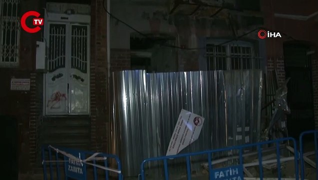 Balat’ta 3 katlı metruk binanın balkonu çöktü