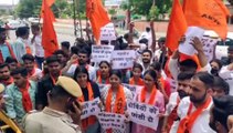 Gang Rape in JNVU: नाबालिग से प्रेमी के सामने जेएनवीयू के हॉकी मैदान में गैंगरेप, ABVP ने किया प्रदर्शन, देखें VIDEO