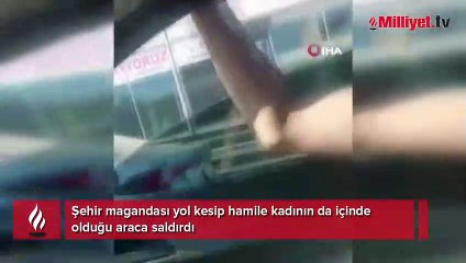 Şehir magandası yol kesip hamile kadının da içinde olduğu araca saldırdı