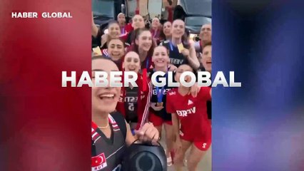Şampiyon milli voleybolcular klasikleşen kutlamayı yaptı: Bıraktım geldim evimi geride...