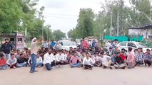 ग्रामीण छात्र संगठन ने सडक़ पर लगाया जाम,किया विरोध प्रदर्शन