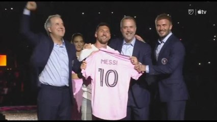 Leo Messi presentato all'Inter Miami, giocherà in Usa fino al 2025