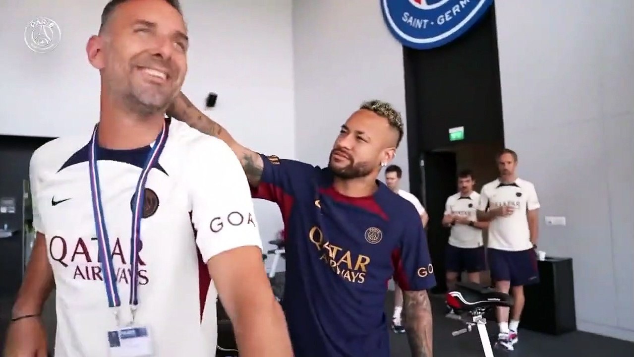 Neymar de retour à l'entraînement, il chambre un membre du staff en français