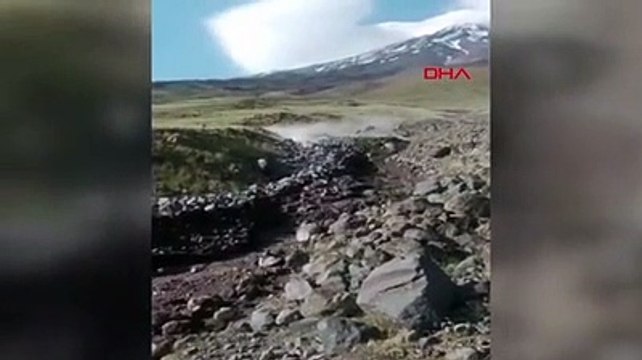 Türkiye'nin çatısı Ağrı Dağı'nda buzullar eridi! Sel suları dev kayaları sürükledi