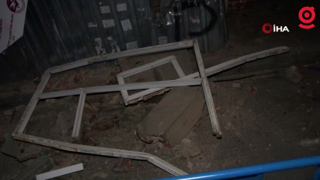 Balat'ta 3 katlı metruk binanın balkonu çöktü