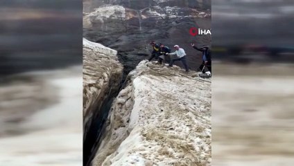 Les efforts de recherche et de sauvetage se poursuivent pour 2 personnes qui ont disparu à la suite de la rupture d'un glacier à Hakkari