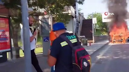 E-5 Karayolu'nda araç alev topuna döndü: Sağlık kontrolü yerine görüntü çekmeye devam etti