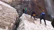 Kırılan buzulların arasına düşüp kaybolan 2 kişiyi arama çalışmaları devam ediyor