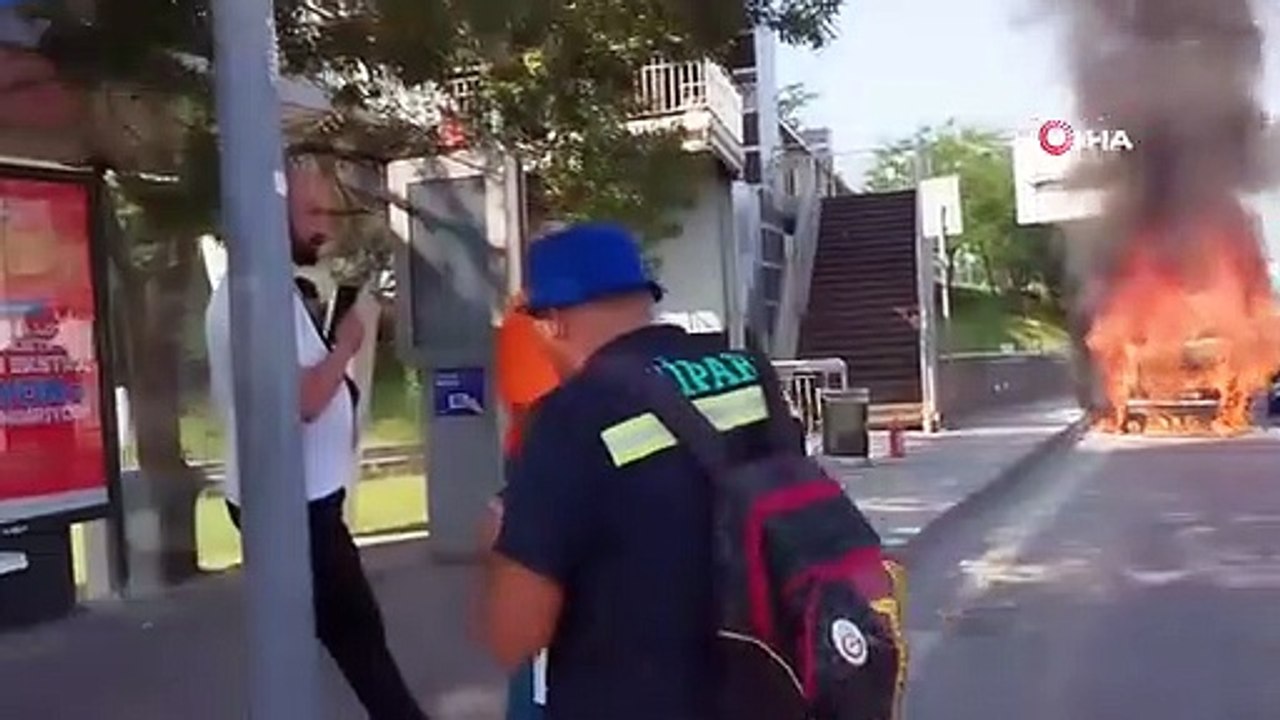 Le véhicule s'est transformé en boule de feu sur l'autoroute E-5： Il a continué à prendre des photos au lieu d'un bilan de santé