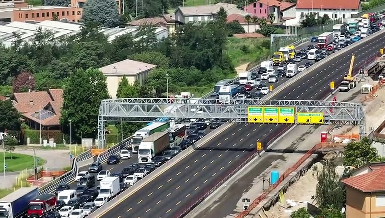Incidente sulla A8 Milano-Varese, il video col drone mostra la lunga coda di auto e tir