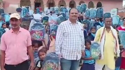 बेटी ने दी प्रेरणा, पिता हर साल हजारों स्कूली बच्चों के चेहरे पर लाते हैं मुस्कान, देखें रिपोर्ट