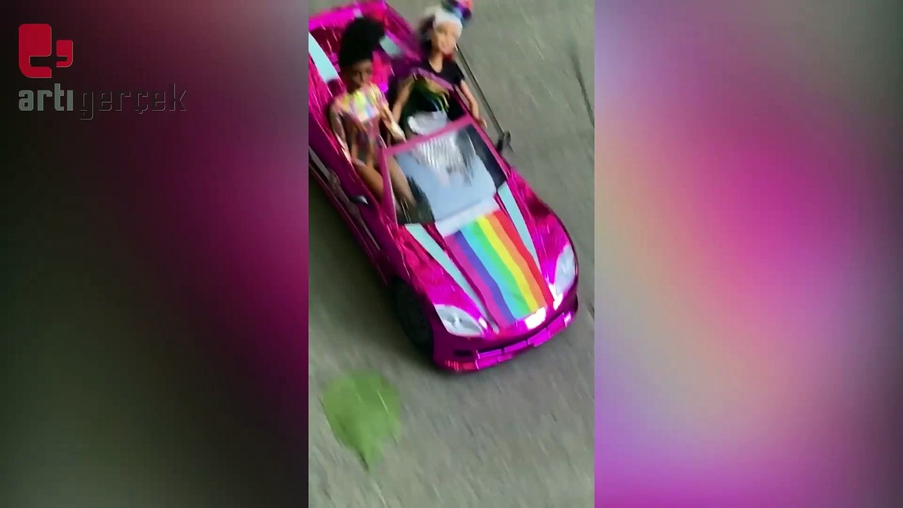 LGBTİ+ Barbieler gökkuşağı bayraklarıyla sokaklarda: Yalnız da yanlış da değilsiniz