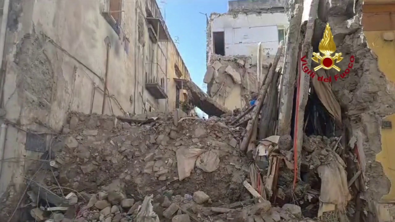 Crollo a Torre del Greco, prosegue l'ispezione tra le macerie