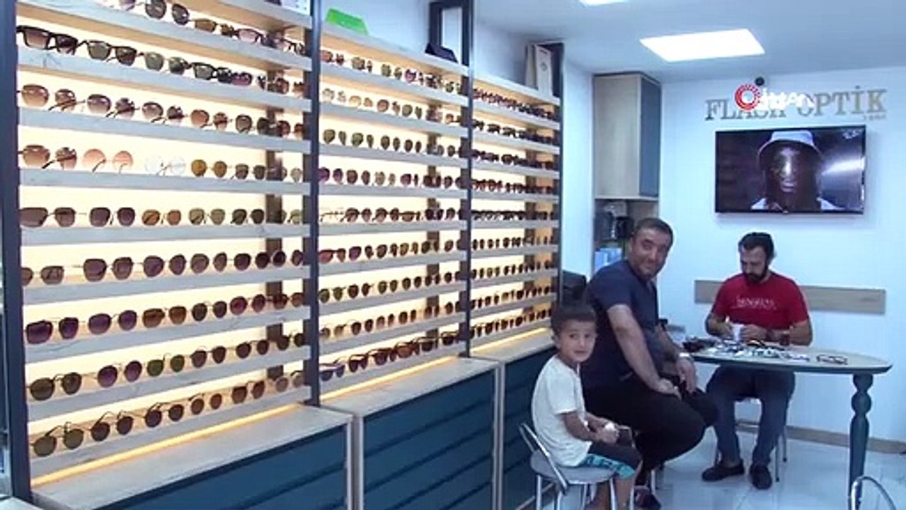 Avertissement contre les fausses lunettes de soleil du président de la Chambre des opticiens