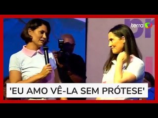 Michelle Bolsonaro pede para deputada retirar prótese ocular e coloca objeto no bolso