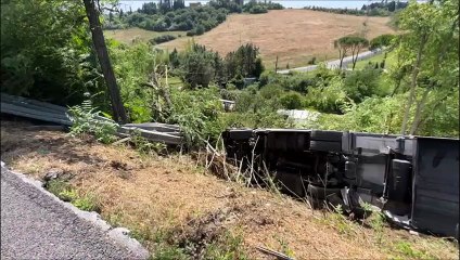 Siena, tir esce di strada e si ribalta
