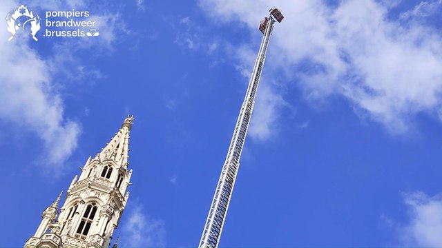 Les Pompiers de Bruxelles présentent The Beast , le camion échelle le plus haut d'Europe