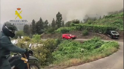 فرق الاطفاء الإسبانية تكافح حرائق الغابات في جزر الكناري