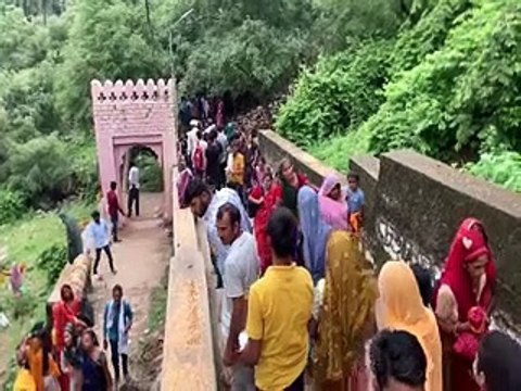 video: शिवालयों में गूंजा हर-हर महादेव, पंचामृत,जल व दूध से किया अभिषेक