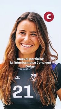 Un énorme requin blanc nage au milieu de surfeurs en Afrique du Sud