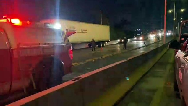 Tráiler vuelca y cierra circulación de carriles de Mi Macro Periférico