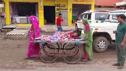 शर्मसार हुई मानवता- बीमार बेटे को हाथ ठेले से अस्पताल लाई मां